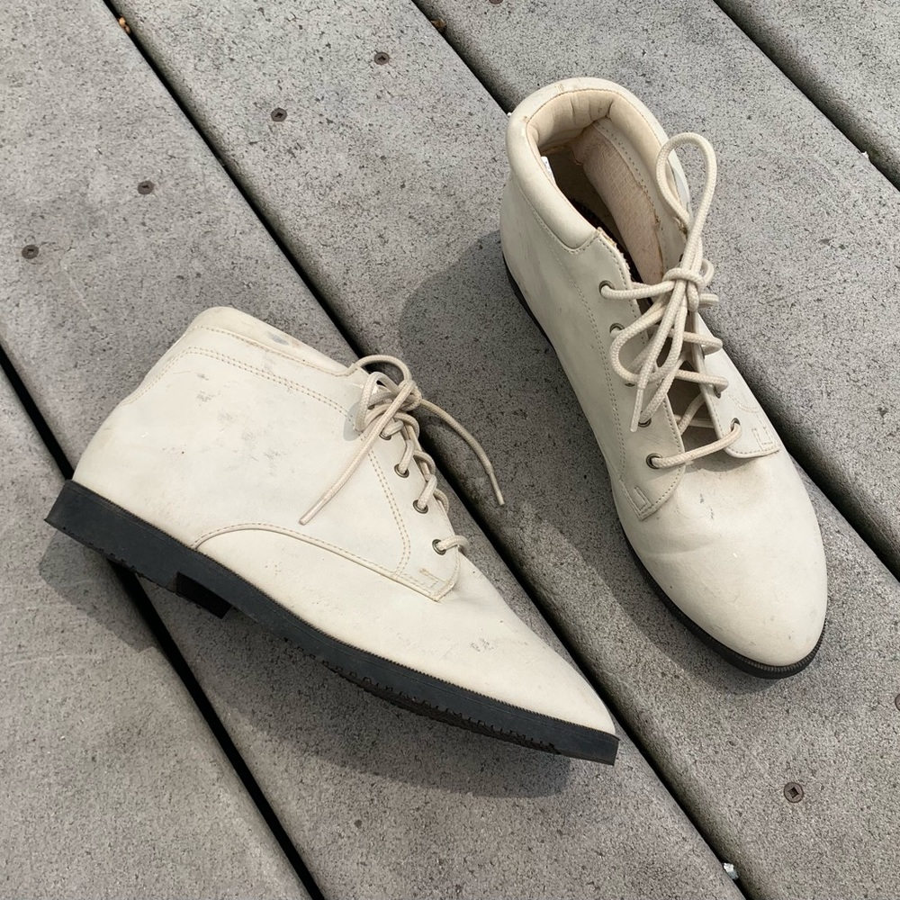 Vintage 90’d White Leather Lace Up Ankle Boots | Western Ankle Booties